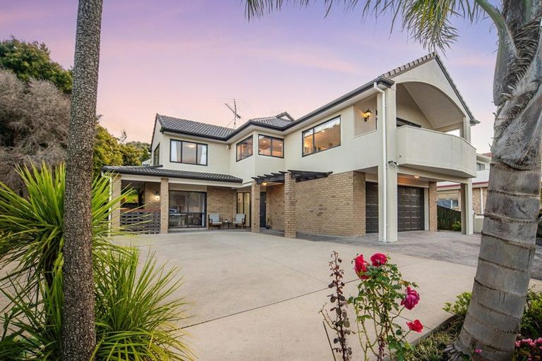 Photo of property in 22 Hogarth Rise, West Harbour, Auckland, 0618