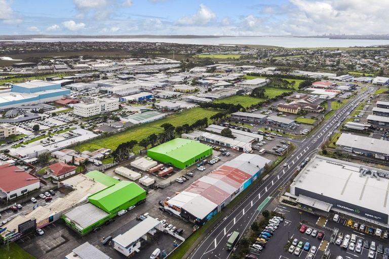 Photo of property in 2/251 Lincoln Road, Henderson, Auckland, 0610