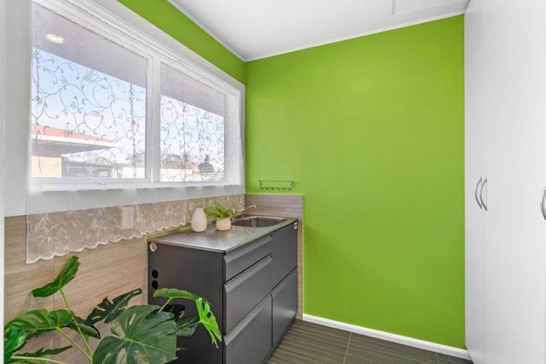 Photo of property in 63 Denise Crescent, Hornby, Christchurch, 8042