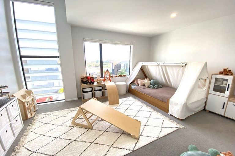 Photo of property in 2 Carder Court, Hobsonville, Auckland, 0618