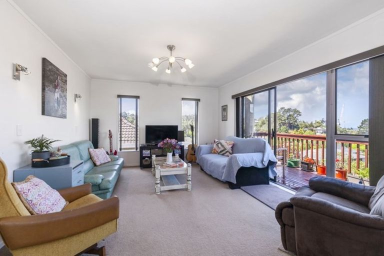 Photo of property in 1/127 Stapleford Crescent, Browns Bay, Auckland, 0630