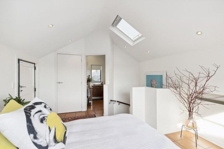 Photo of property in 19 Shannon Street, Mount Victoria, Wellington, 6011