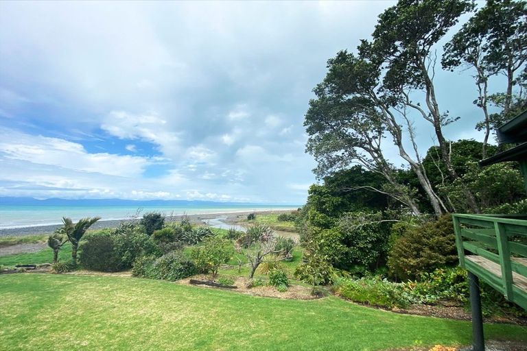 Photo of property in 1736 East Coast Road, Whakatiwai, Miranda, 2473