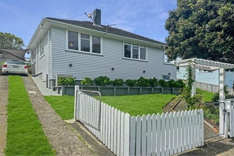 Photo of property in 17 Davidson Crescent, Tawa, Wellington, 5028