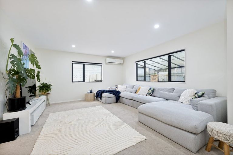Photo of property in 5 Dhaka Lane, Ranui, Auckland, 0612