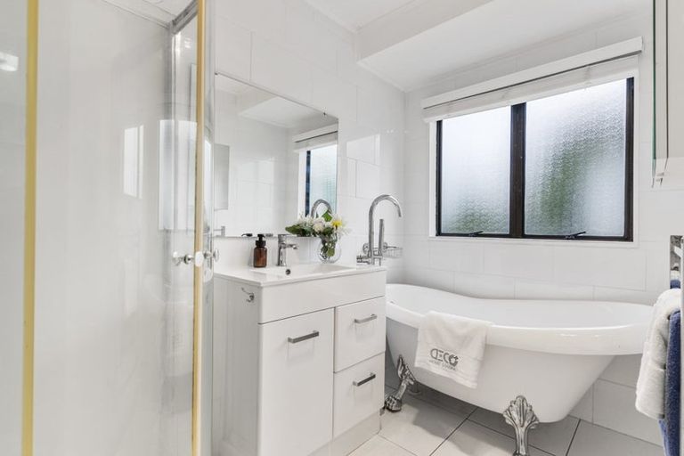 Photo of property in 1/10 Remus Place, Totara Vale, Auckland, 0629