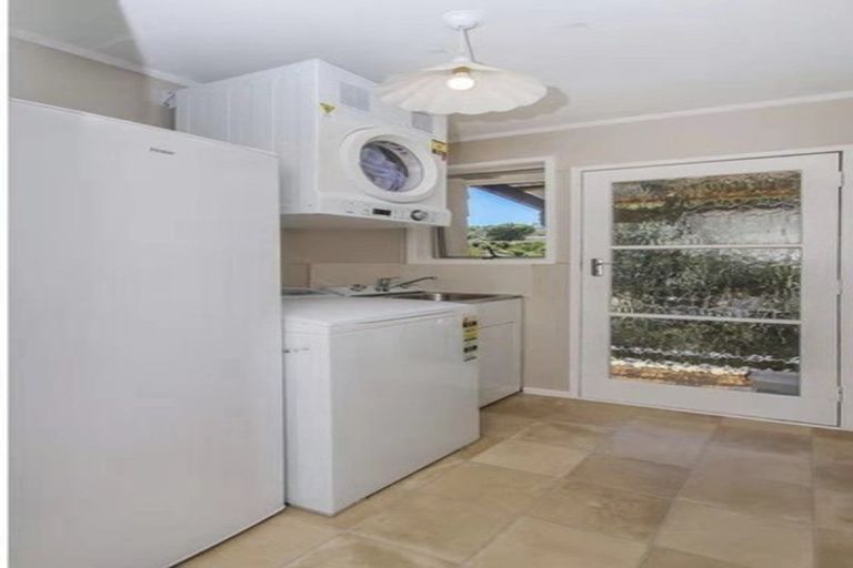 Photo of property in 11 Wanita Place, Totara Vale, Auckland, 0629