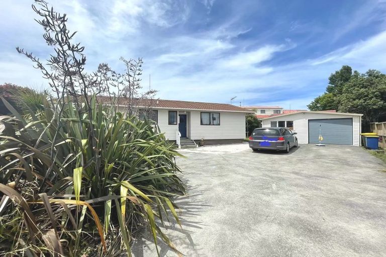Photo of property in 100 Beach Road, Te Atatu Peninsula, Auckland, 0610