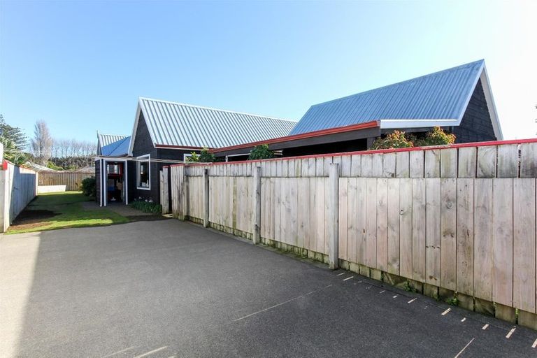 Photo of property in 51 Heta Road, Highlands Park, New Plymouth, 4312