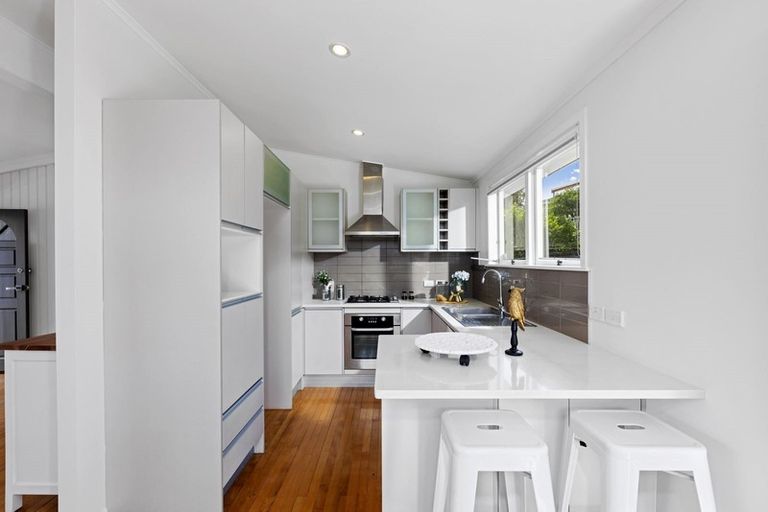 Photo of property in 1/48 Bond Crescent, Forrest Hill, Auckland, 0620