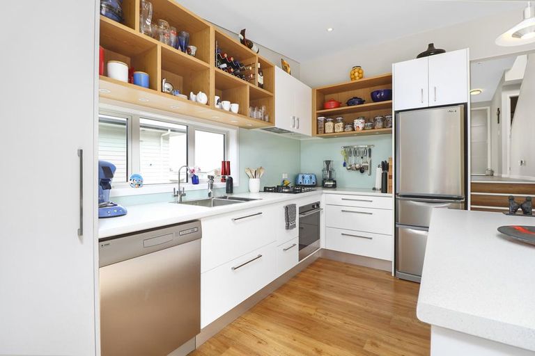 Photo of property in 4 Mccahon Place, Titirangi, Auckland, 0604