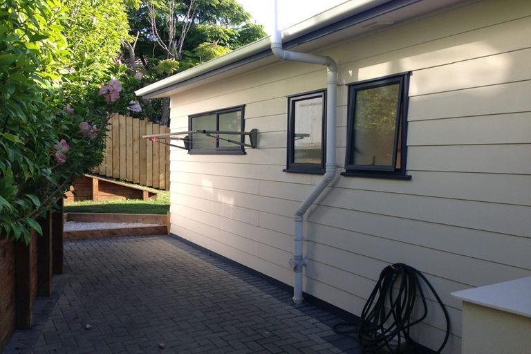 Photo of property in 2/59 Santiago Crescent, Unsworth Heights, Auckland, 0632