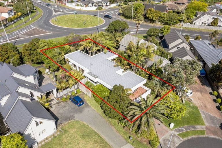 Photo of property in 15 Perendale Close, Somerville, Auckland, 2014