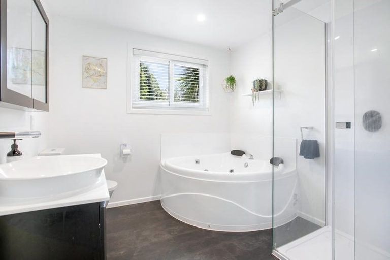 Photo of property in 23a Woodglen Road, Glen Eden, Auckland, 0602