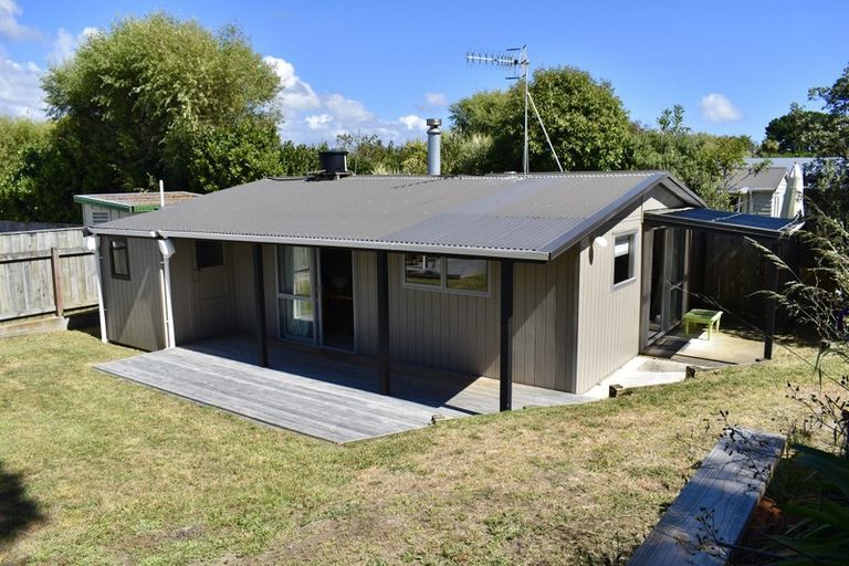 Photo of property in 34 Sarah Street, Waikawa Beach, Manakau, 5573