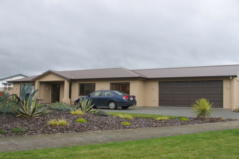 Photo of property in 43 Peter Hall Drive, Kelvin Grove, Palmerston North, 4414