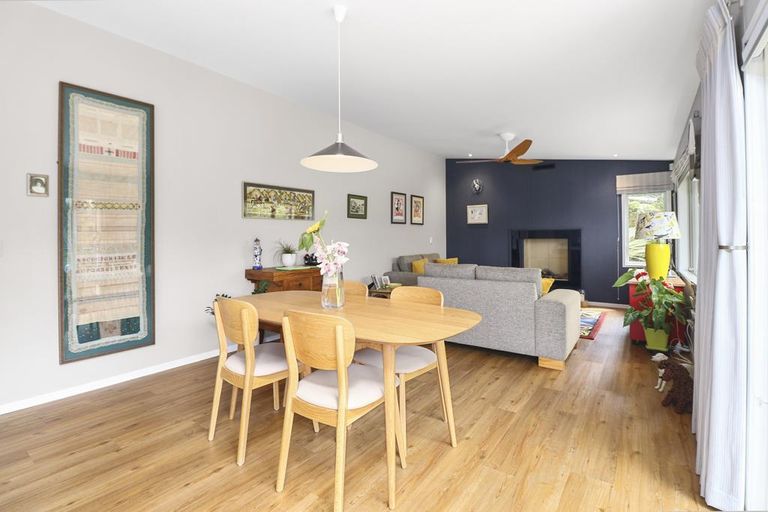 Photo of property in 4 Mccahon Place, Titirangi, Auckland, 0604