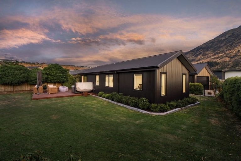 Photo of property in 10 Chadlington Way, Lower Shotover, Queenstown, 9304