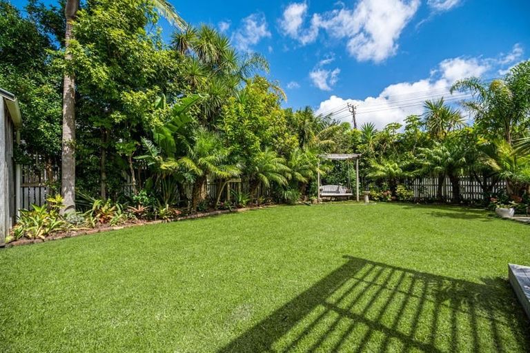Photo of property in 15 Waterview Road, Stanley Point, Auckland, 0624