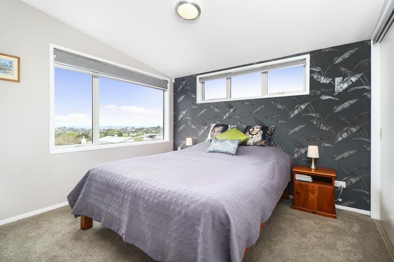 Photo of property in 4 Mccahon Place, Titirangi, Auckland, 0604