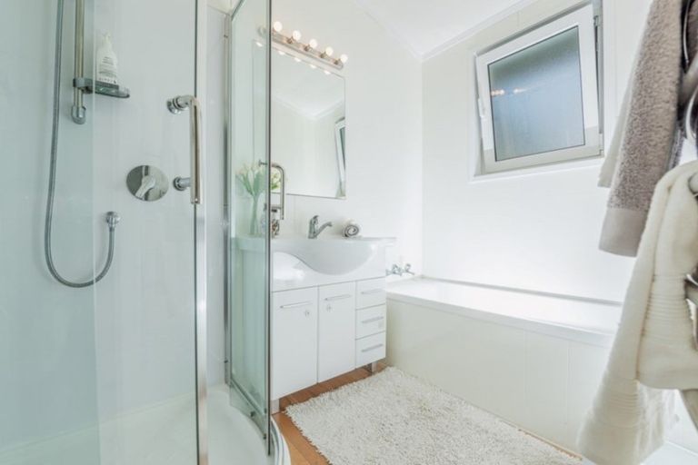 Photo of property in 2/27 Elliott Avenue, Bayview, Auckland, 0629