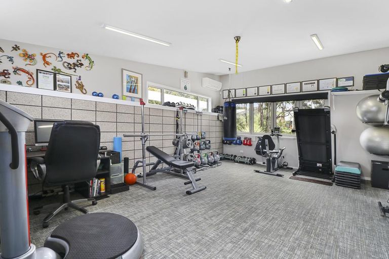 Photo of property in 4 Mccahon Place, Titirangi, Auckland, 0604