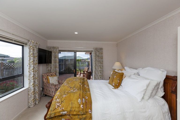 Photo of property in 8 Cranbrook Grove, Waikanae, 5036