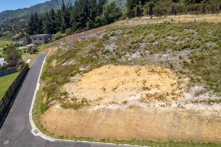 Photo of property in 16 Raukura Rise, Picton, 7220