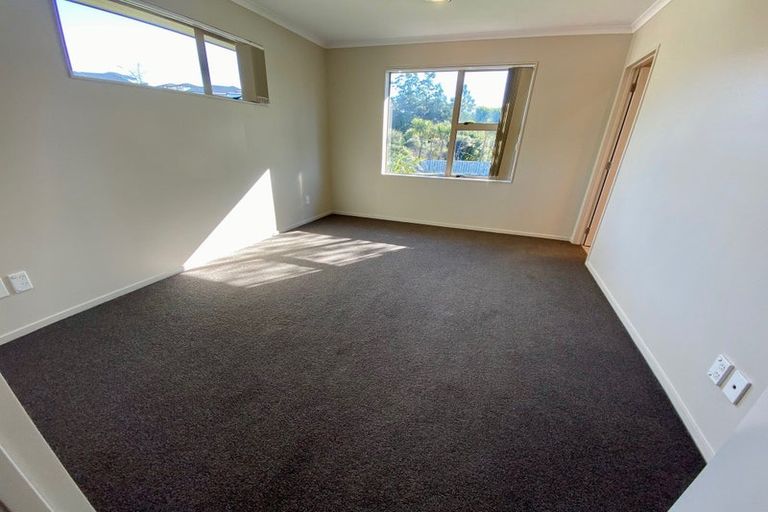 Photo of property in 10 Burton's Drive, Swanson, Auckland, 0614