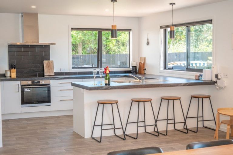 Photo of property in 24 Dudley Crescent, Cable Bay, 0420