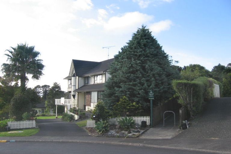 Photo of property in 31 Ravenstone Place, Chatswood, Auckland, 0626