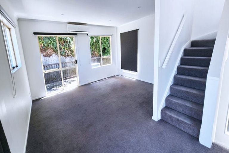 Photo of property in 2/33 Hawker Street, Mount Victoria, Wellington, 6011