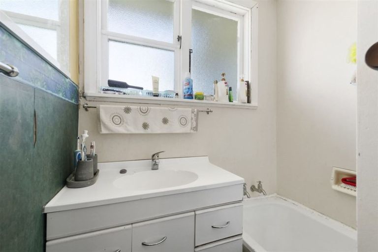 Photo of property in 18 Cornwall Crescent, Cannons Creek, Porirua, 5024