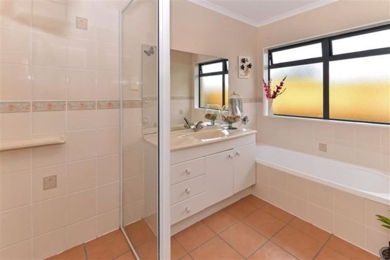 Photo of property in 23 Pitt Avenue, Clendon Park, Auckland, 2103