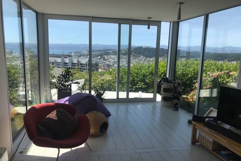 Photo of property in 102 Kelburn Parade, Kelburn, Wellington, 6012