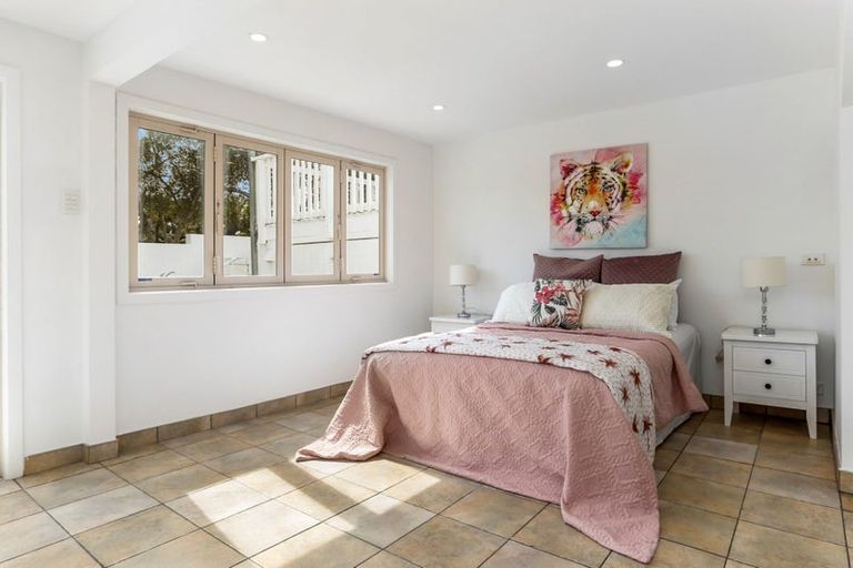 Photo of property in 2/4202a Great North Road, Glendene, Auckland, 0602