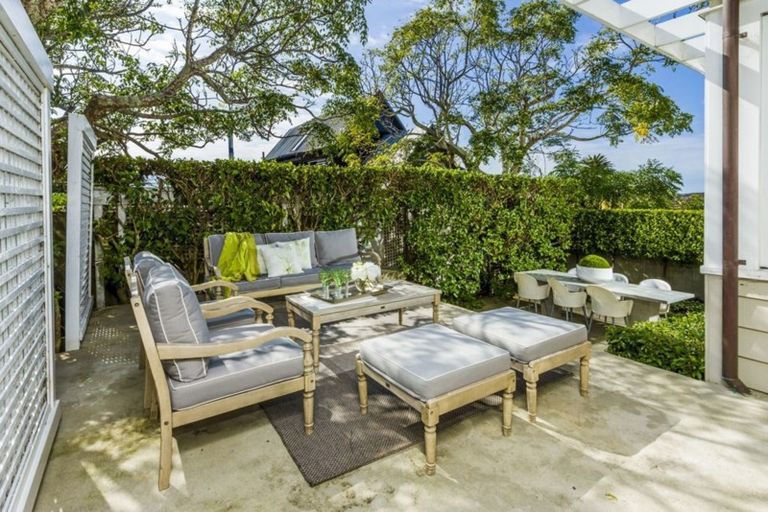 Photo of property in 16 Tiri Road, Milford, Auckland, 0620