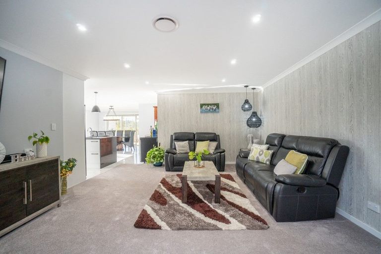 Photo of property in 2 Tutakarae Road, Kelvin Grove, Palmerston North, 4470
