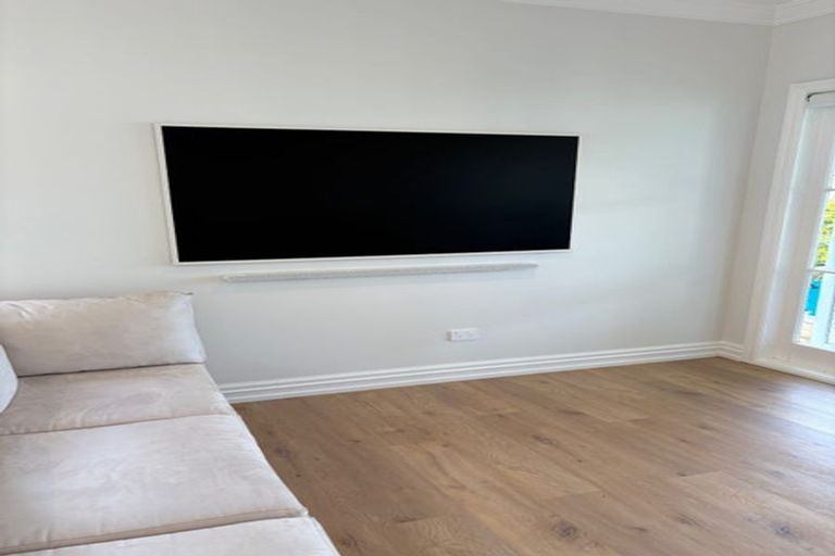 Photo of property in 43a Pohutukawa Avenue, Red Beach, 0932