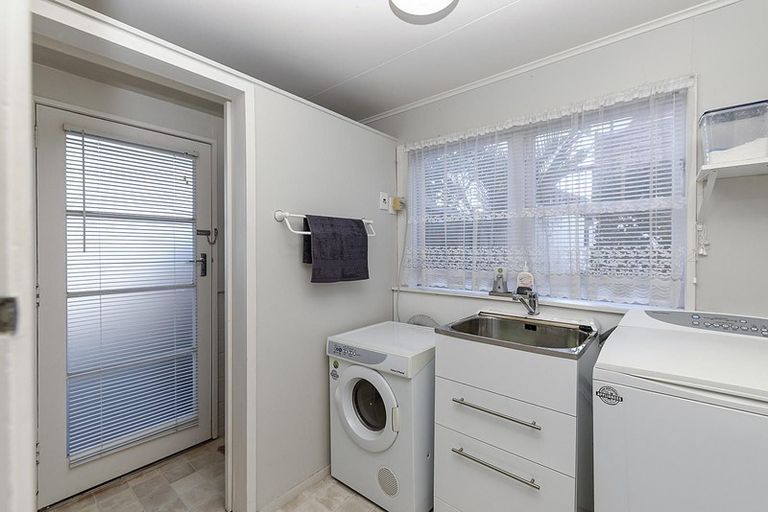 Photo of property in 6 Fowey Avenue, Te Atatu South, Auckland, 0610