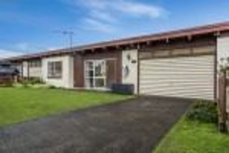 Photo of property in 1/2 Edwards Avenue, Henderson, Auckland, 0610
