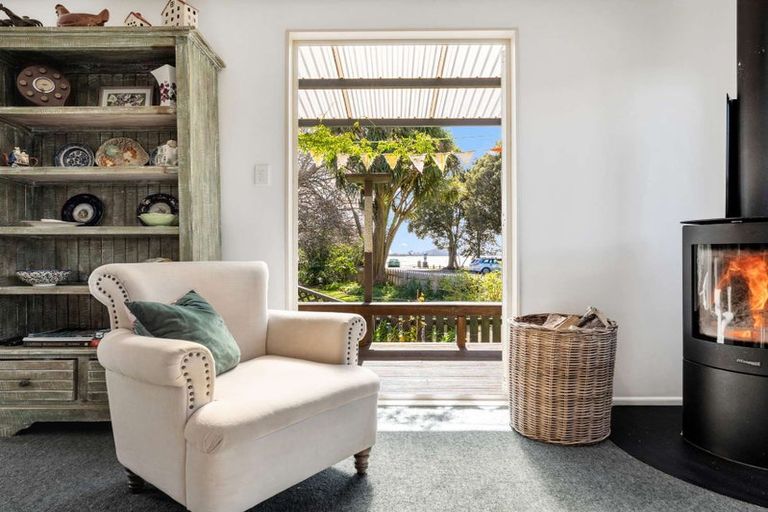 Photo of property in 16 Rangiwhea Road, Waiuku, 2123