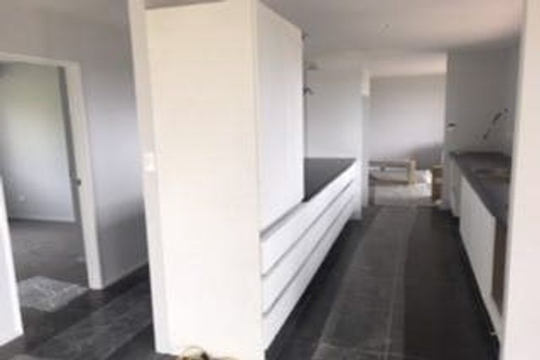 Photo of property in 32 Roxborough Place, East Tamaki Heights, Auckland, 2016