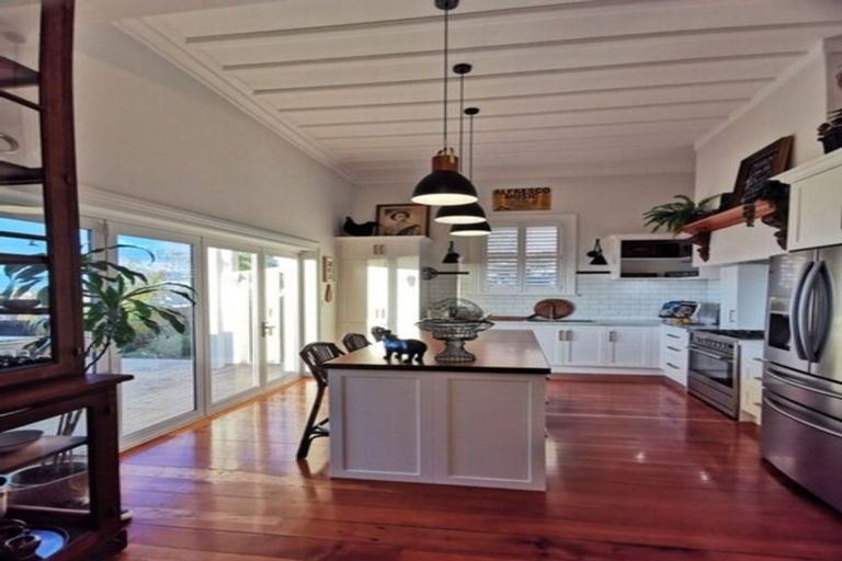 Photo of property in 4 Seaview Terrace, Bluff Hill, Napier, 4110