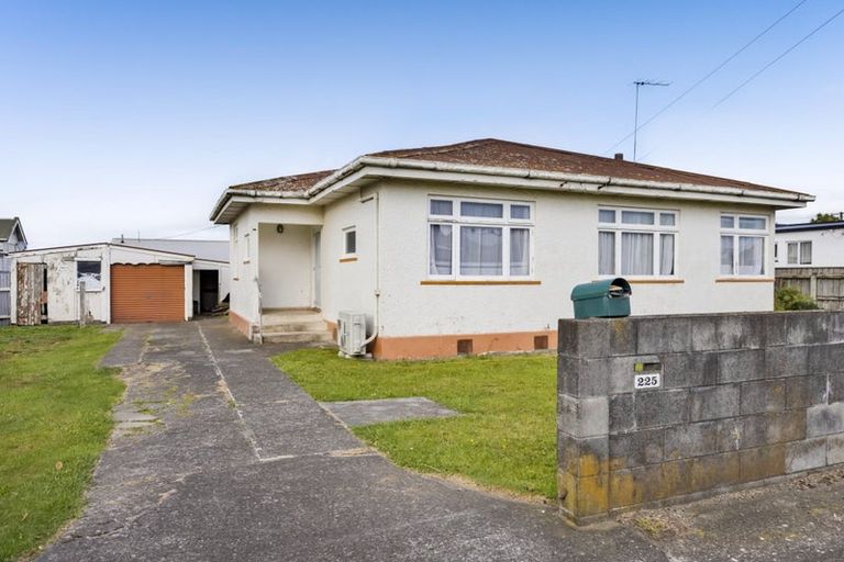 Photo of property in 225 South Road, Hawera, 4610