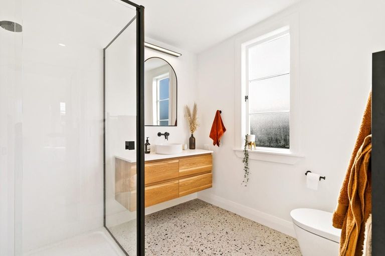 Photo of property in 28 Rewarewa Road, Te Atatu Peninsula, Auckland, 0610