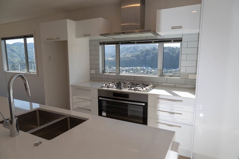 Photo of property in 102 Emerald Hill Drive, Birchville, Upper Hutt, 5018