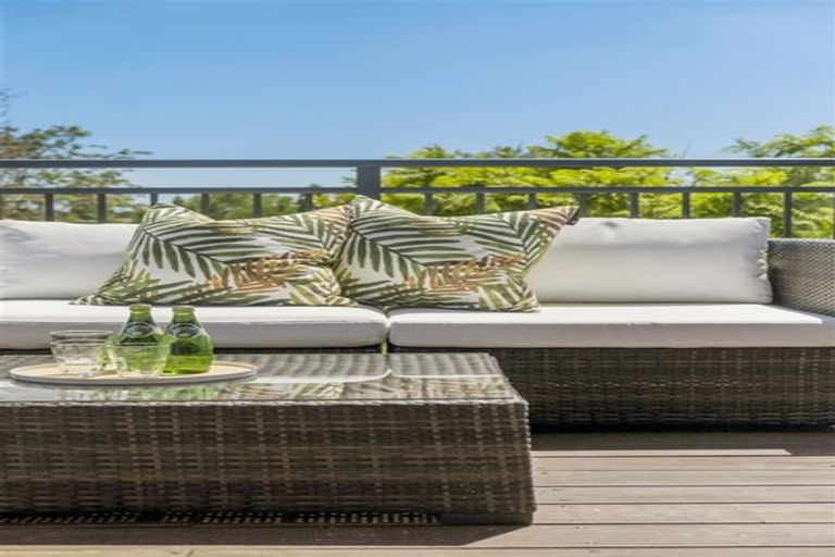 Photo of property in 14 Paulange Place, Pakuranga Heights, Auckland, 2010