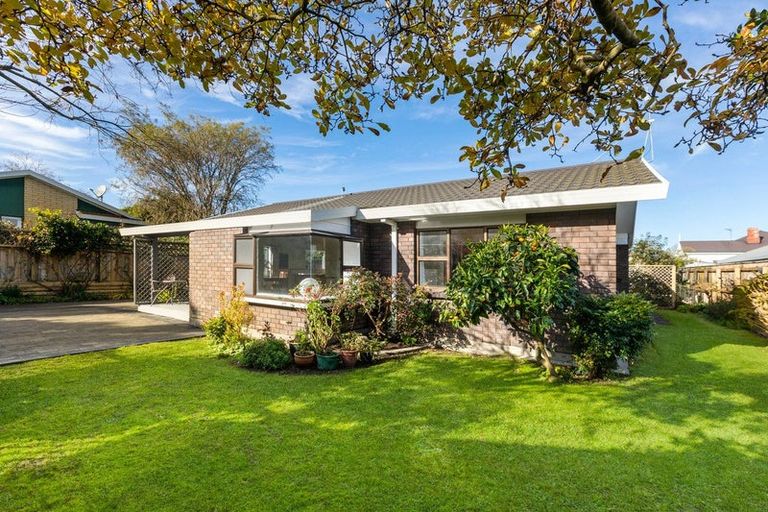 Photo of property in 16a Clare Street, Cambridge, 3434