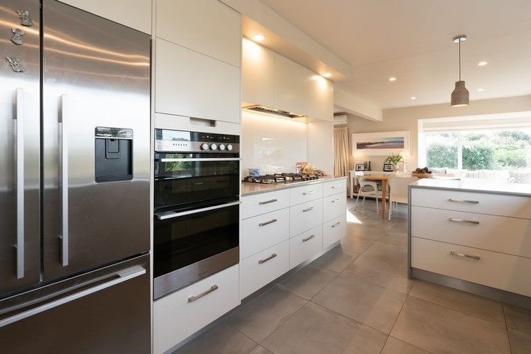 Photo of property in 6 Waiheke Street, Waikanae Beach, Waikanae, 5036